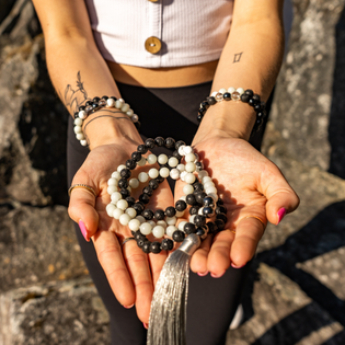  Are There Specific Mantras to Use with Malas? 🌸